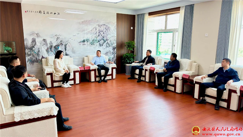 孙惠生与周红艳一行举行工作会谈.jpg