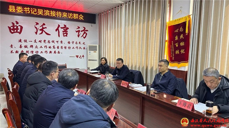 吴滨在县信访局接待来访群众.jpg