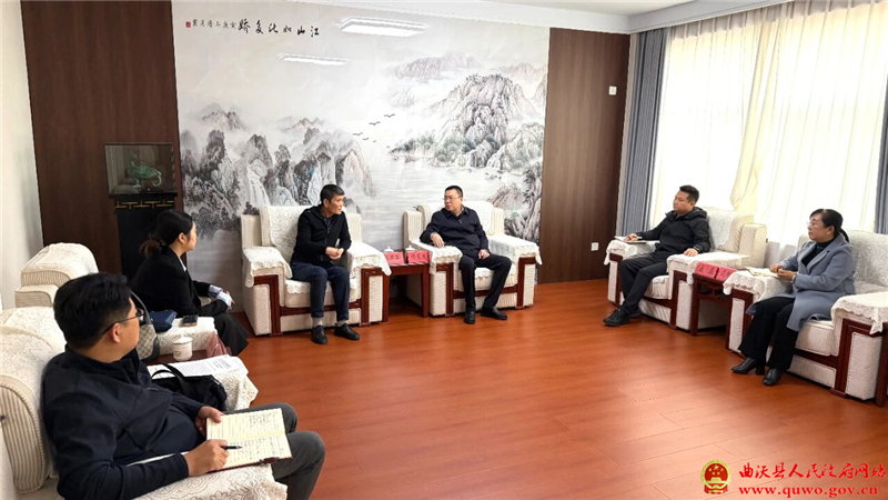 孙惠生与孙军军举行工作会谈.jpg