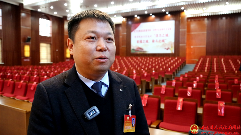 政协委员分组讨论政府工作报告4.png