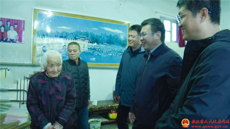 陈卓走访慰问百岁老人.jpg