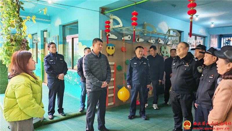 闫探宁检查曲沃九小场所安全工作.jpg