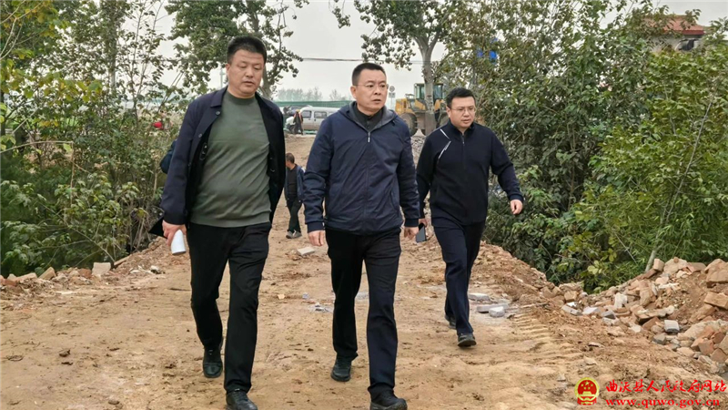孙惠生在国道108过境改线工程高显镇西许曲沃北互通工地现场办公.jpg