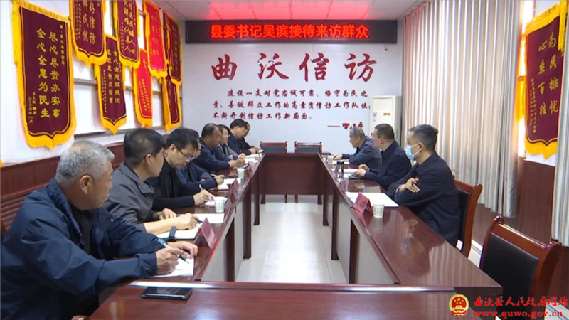 吴滨在县信访局接待来访群众.jpg
