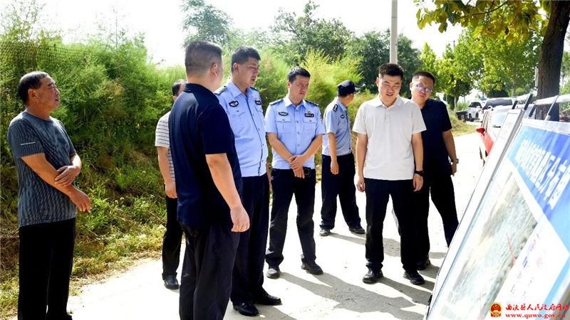 闫探宁在杨谈乡检查安全工作.jpg