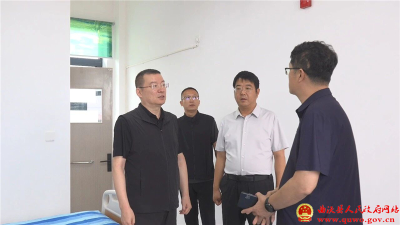 吴滨在里村镇区域养老服务中心调研养老服务等工作.jpg