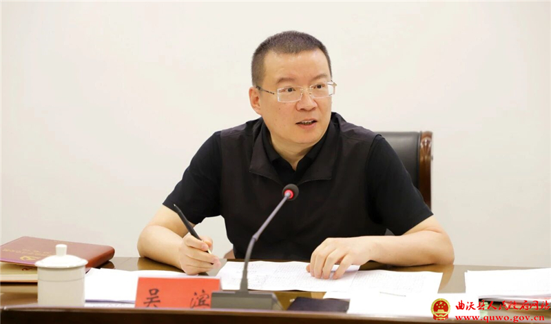 吴滨主持召开县委常委会（扩大）会议1.jpg